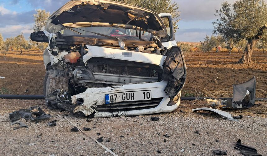 İki araç birbirine girdi