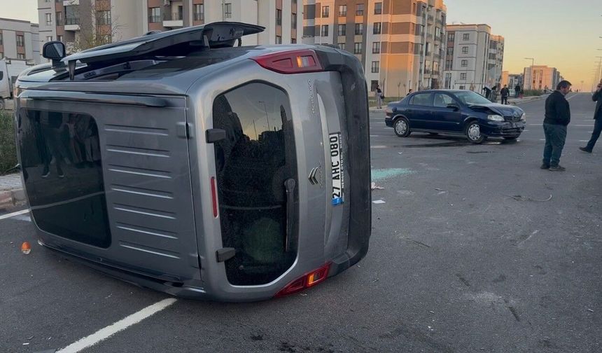 Araç yan yattı: 2 yaralı