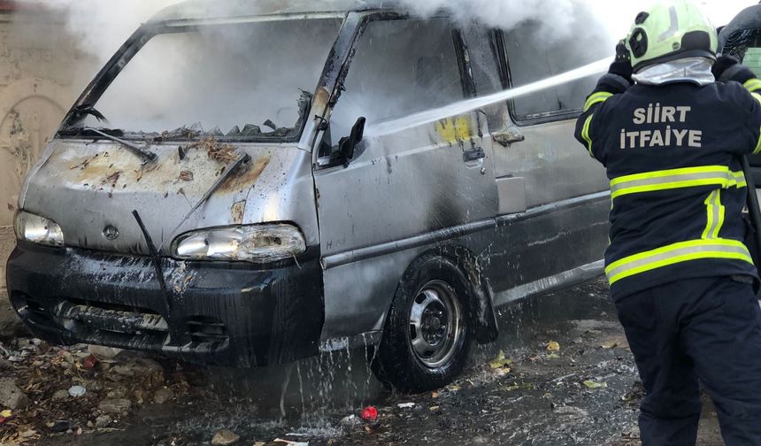 Park halindeki araç alev aldı