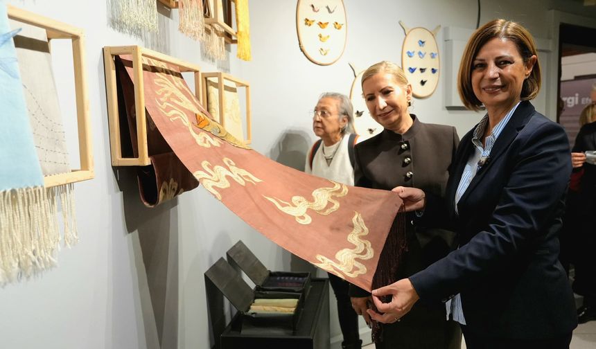 Başkan Ünlüce 'Efsanelerle İpek' sergisini ziyaret etti