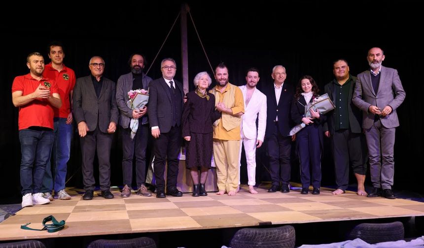 Sui Generis Tiyatro, Gemlik seyircisiyle buluştu