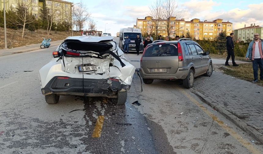 Eskişehir’de zincirleme trafik kazasında 6 kişi yaralandı
