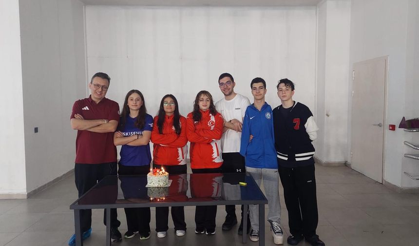 Eskişehirli yüzücüler madalyalarla zirveyi bırakmadı