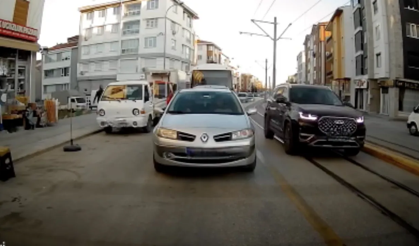 Eskişehir’de otomobil tramvay raylarına girdi, trafik tehlikeye düştü