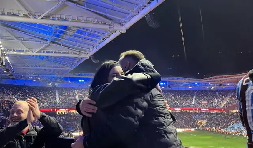 Trabzonspor-Fenerbahçe derbisinde tribünde evlilik teklifi