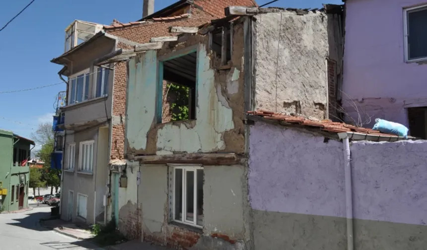 Eskişehir Odunpazarı'nda Tehlikeli Bina Alarmı!