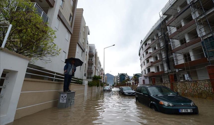 Antalya Sele Teslim: 6 İlçede Felaketin İzleri, Binlerce Dönüm Su Altında!