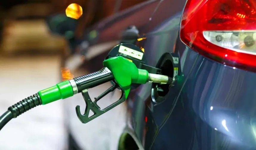 Akaryakıtta "Gece Yarısı" Operasyonu: Benzine ve Motorine Büyük Zam!
