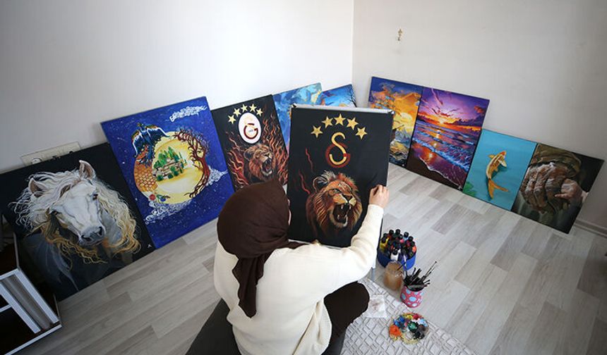 Bedensel engelli Kübra Demir resimle hayata tutunuyor