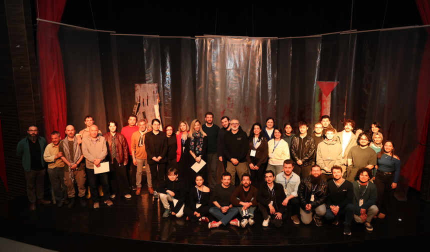 Tiyatro Anadolu’nun “Maskeliler” Oyunu Düzce’de Beğeni Topladı