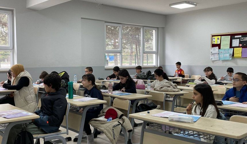 Eskişehir’de Kitap Kurdu Heyecanı: Binlerce Ortaokullu Ter Döktü!