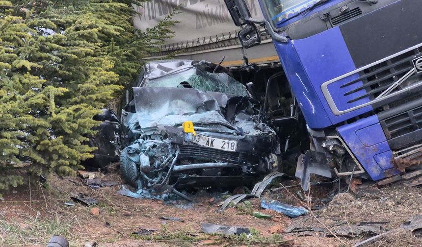 Eskişehir'de Katliam Gibi Kaza: Tır Karşı Şeride Geçip Otomobili Ezdi!