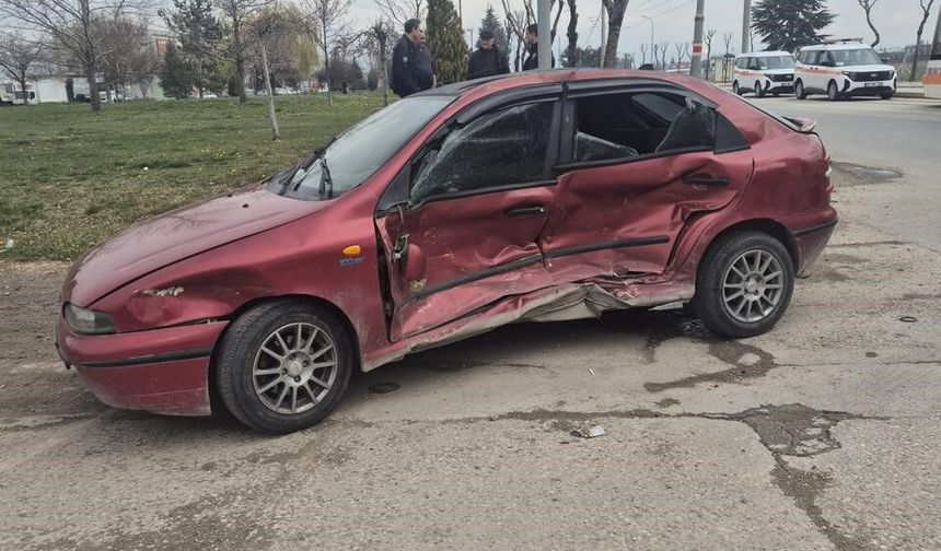 Eskişehir’de Korkutan Kaza: Otomobille Tramvay Birbirine Girdi!