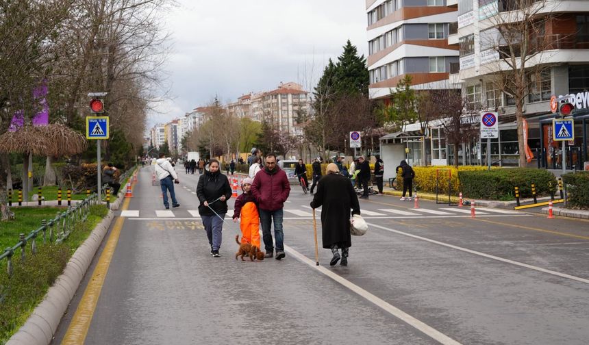 Eskişehir’de Sokaklar Özgürleşti: Arabasız Pazar’a Soğuk Havada Sıcak İlgi!