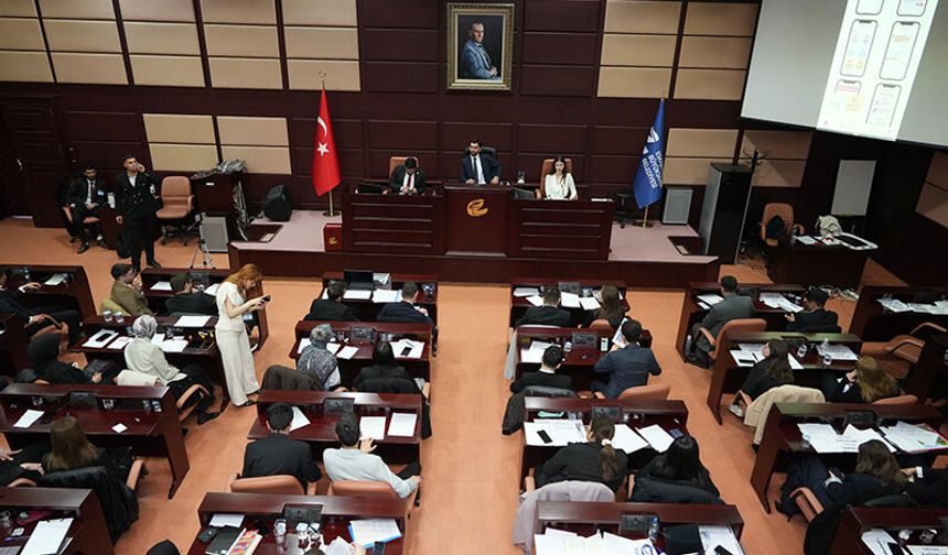 Üniversiteli gençler Eskişehir Büyükşehir Meclis sıralarında