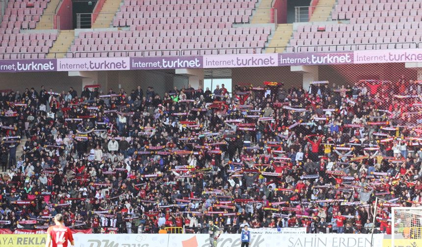 Kadınlar günü jesti tribünleri doldurdu