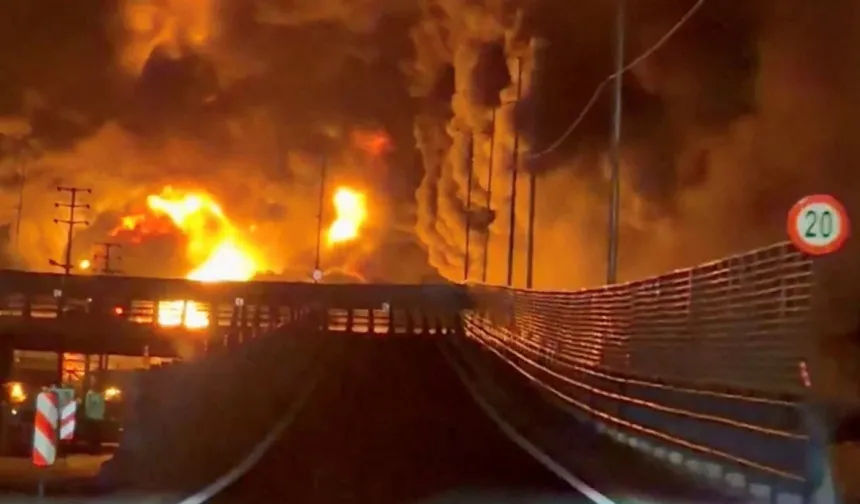 İsrail’in Tahran’daki yakıt depolarına saldırısı şehri kararttı