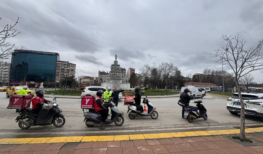 Eskişehir Ulus Anıtı Çevresinde Rutin Kontrol: Kuryeler ve Motorlu Araçlar Tek Tek Durduruluyor