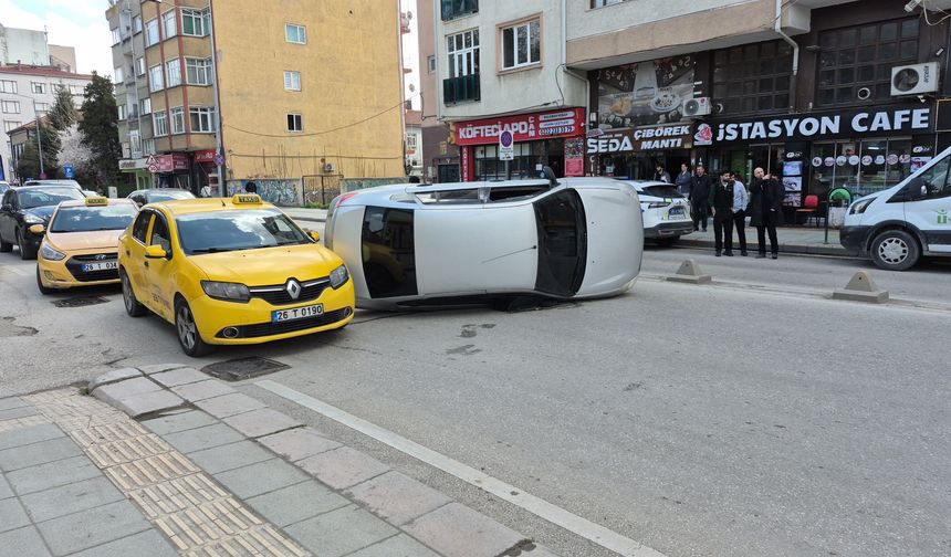 Eskişehir’de Sürücü Direksiyon Hakimiyetini Kaybetti: Otomobil Yol Ortasında Yan Yattı