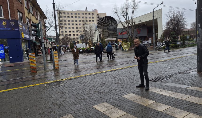 Meteoroloji Uyardı, Yağmur Geldi: Eskişehir Sokaklarında Sağanak Mesaisi