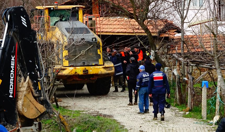 Tavşanlı’da gölet taştı: Ev ve ahır sular altında