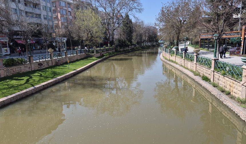 Eskişehir’in Simgesi Porsuk Çayı Kahverengiye Büründü!