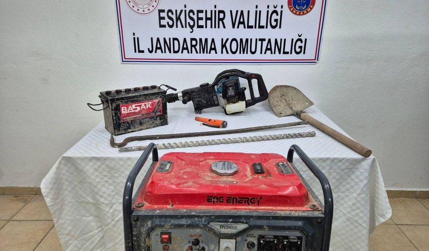 Seyitgazi’de Kaçak Kazı Baskını: Jandarmadan Define Avcılarına Suçüstü!