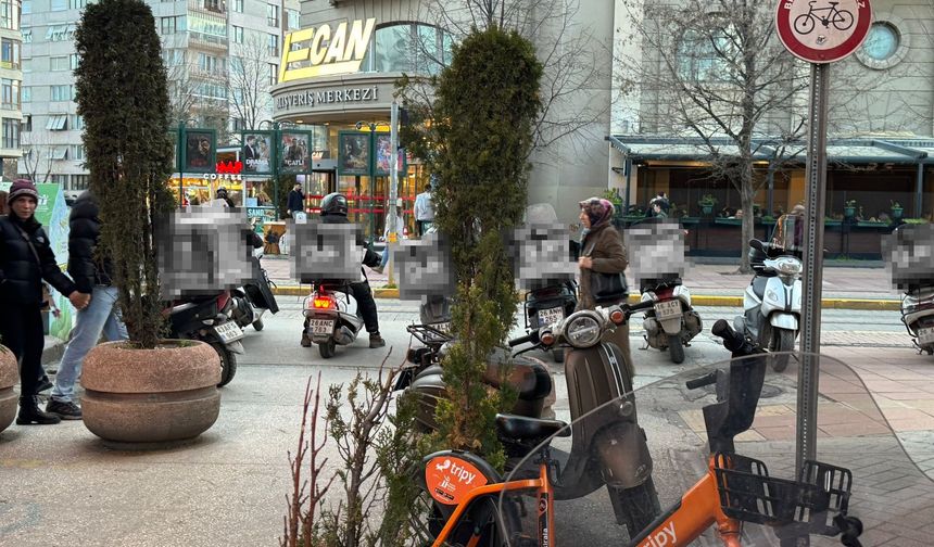 Eskişehir’in Göbeğinde Kurye İstilası: Yayalar Yürümekte Zorlanıyor!