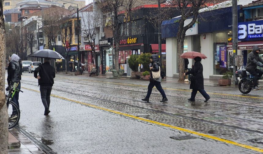 Eskişehir Sağanağa Teslim: Yağmur Bereketiyle Geldi, Sokaklar Boşaldı!