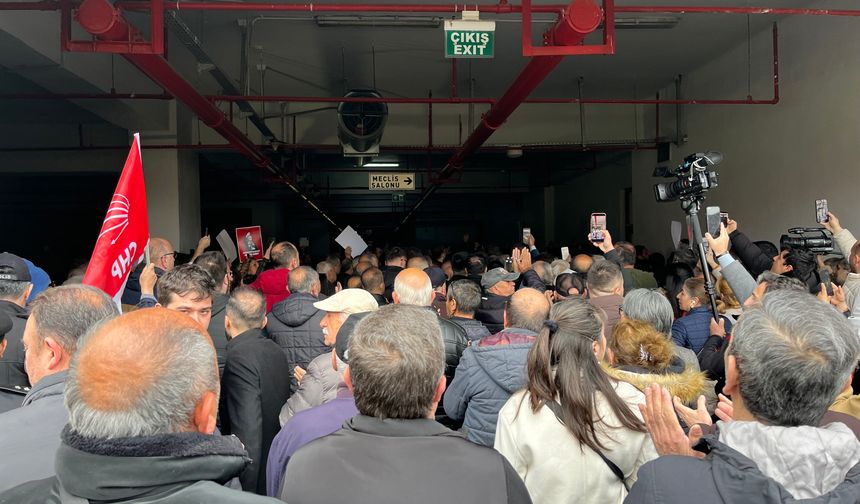 Bursa Büyükşehir'de Seçim Tansiyonu: Belediye Binasında Arbede, Camlar Kırıldı!