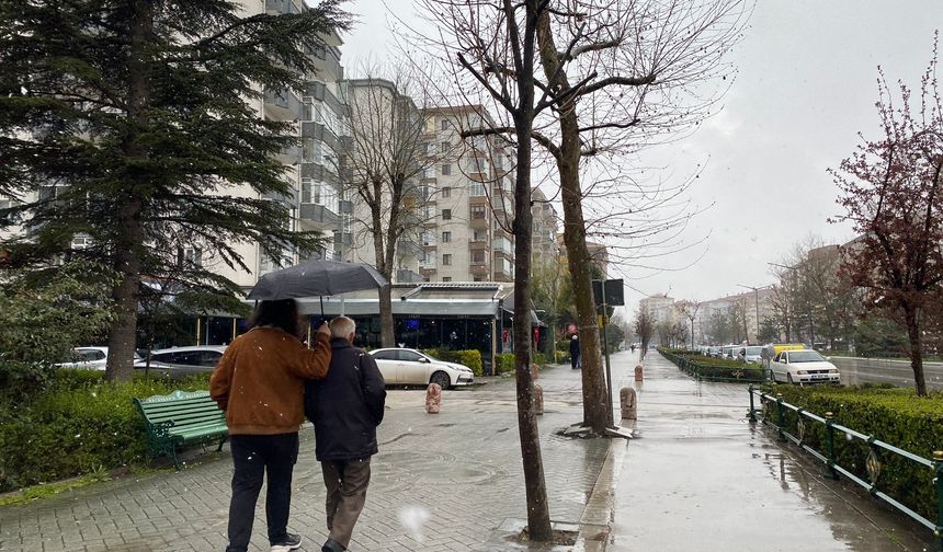 Eskişehir’de Alışılagelmemiş Nisan Manzarası: Şemsiyesini Alan Sokağa Çıktı