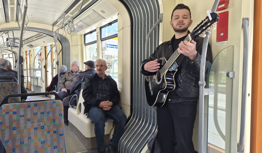 Eskişehir Tramvayında Müzik Molası: Genç Gitarist Yolcuları Mest Etti!