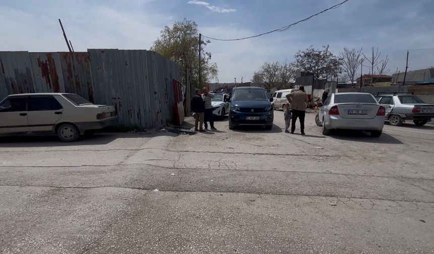 Eskişehir’de Ara Sokak Çarpışması: 2 Araç Birbirine Girdi, 4 Araç Hasar Aldı!