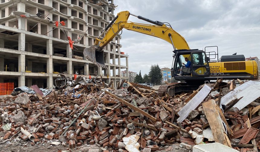 Eskişehir Kurtuluş Mahallesi’nde İkinci Yıkım: Çöken Binanın Yanındaki Riskli Yapı da Yıkıldı