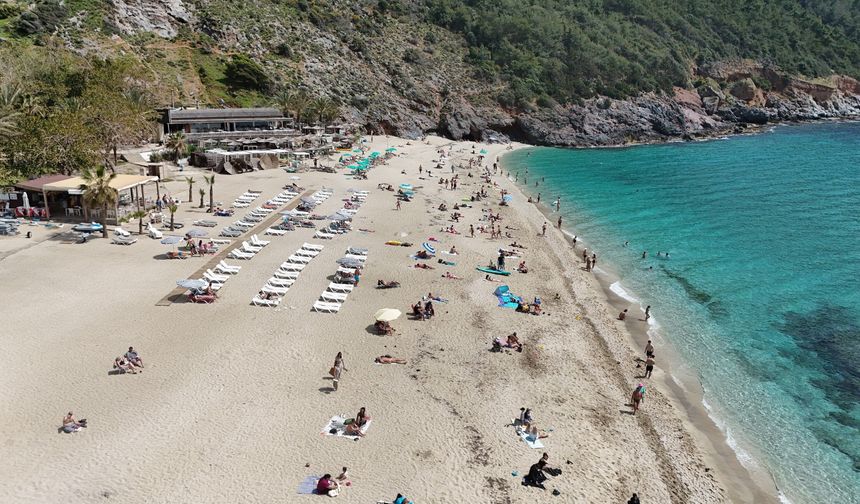 Alanya'da Sıcak Havayı Fırsat Bilen Turistler Sahillere Akın Etti