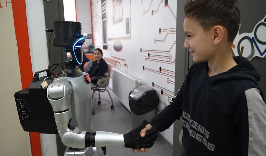 Türkiye'nin İlk "Nüfus Kayıtlı" Robotu CANİKMAN Göreve Başladı