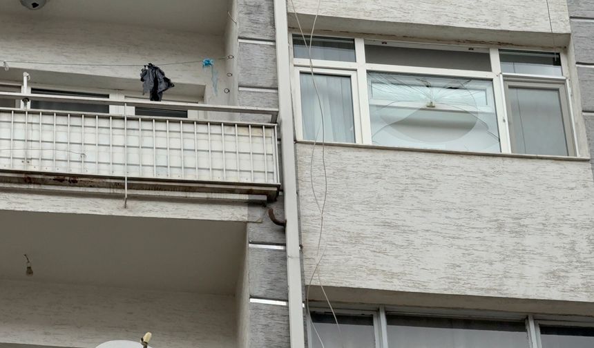 Eskişehir'de 6. Kattan Düşen Cam Vatandaşın Kafasına Saplandı
