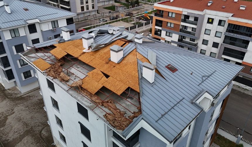 Eskişehir Batıkent’te Dev Çatı Sokağın Ortasına Uçtu!