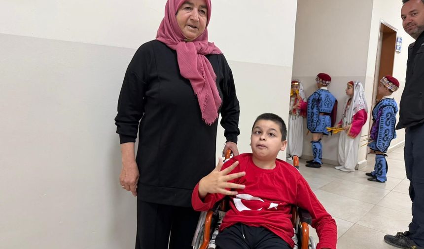 Engelli Torununu 23 Nisan Gösterisine Hazırlayan Anneanne