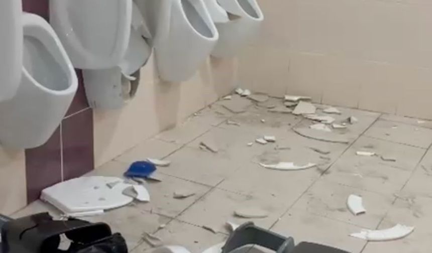 Balıkesirspor Taraftarı Mağlubiyet Hırsını Tuvaletten Çıkardılar