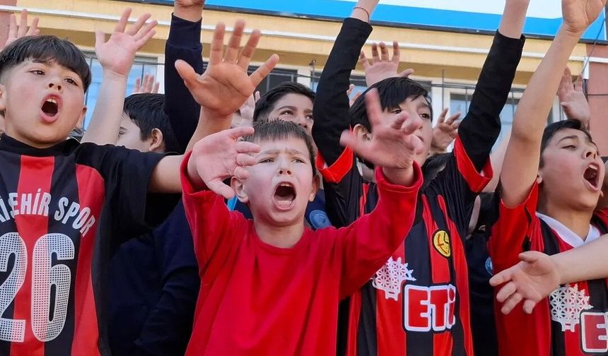 Es-Es'in Minik Taraftarları Okulu İnletti!