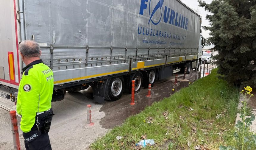 Eskişehir Çevreyolunda Korkutan Anlar: Lastiği Patlayan Tır Yanmaktan Son Anda Kurtarıldı!