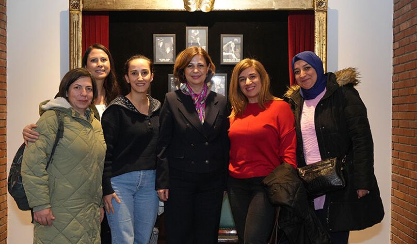 Başkan Ayşe Ünlüce Şehir Tiyatroları’nın Unutmak Oyununu izledi