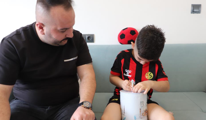 Eskişehirspor’un Küçük Kahramanı: Kumbarasındaki Tüm Birikimini Kulübe Bağışladı