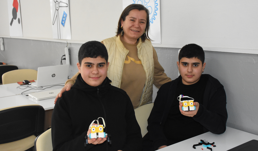 Otizmli İkizler Kodlama ile Bilgisayar Mühendisliği Hayali Kuruyor