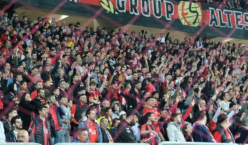 Eskişehirspor taraftarı geceye damga vurdu