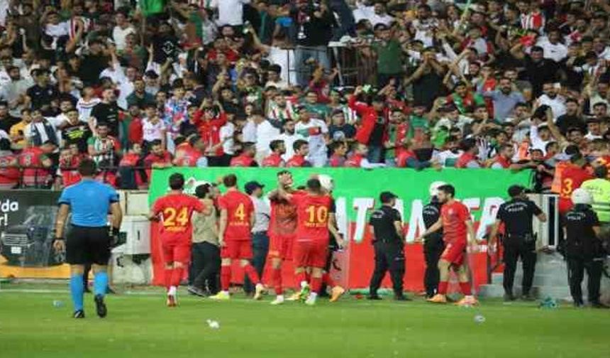 Amedspor Şampiyonluk Kutlamasında Senegal Bayrağı Gerginliği