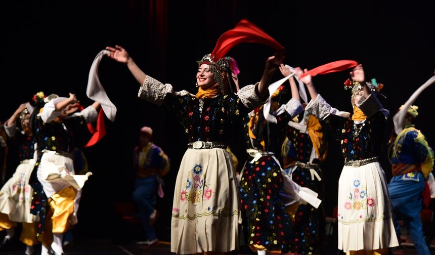 Eskişehir Sempozyumu'nda Halk Dansları ve Türkü Rüzgarı Esti