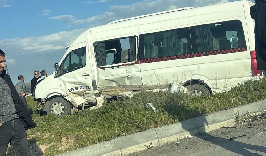 Eskişehir'de İşçi Servisi ile Otomobil Çarpıştı!