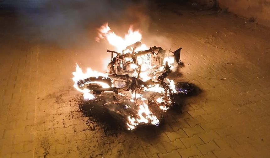 Eskişehir’de Öfke Patlaması: Ailesine Kızdı, Motosikletini Sokak Ortasında Yaktı!